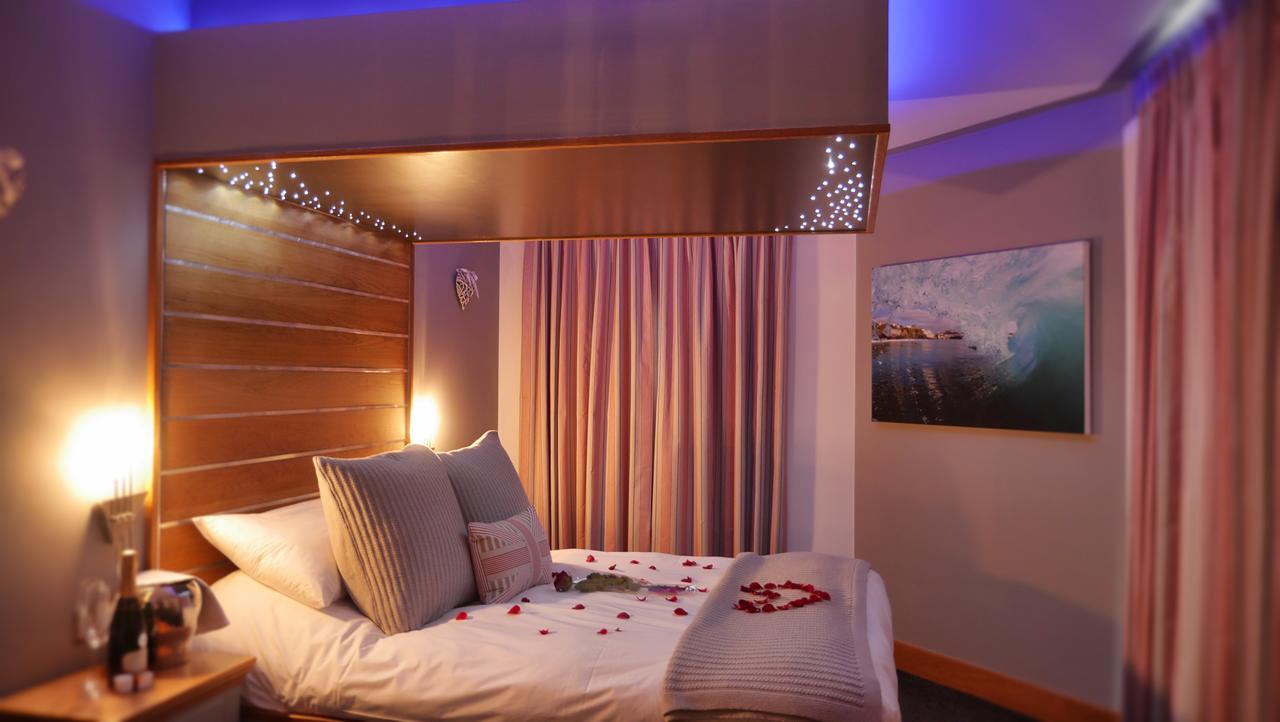 The Oceanic Luxury Aparthotel Falmouth Bagian luar foto
