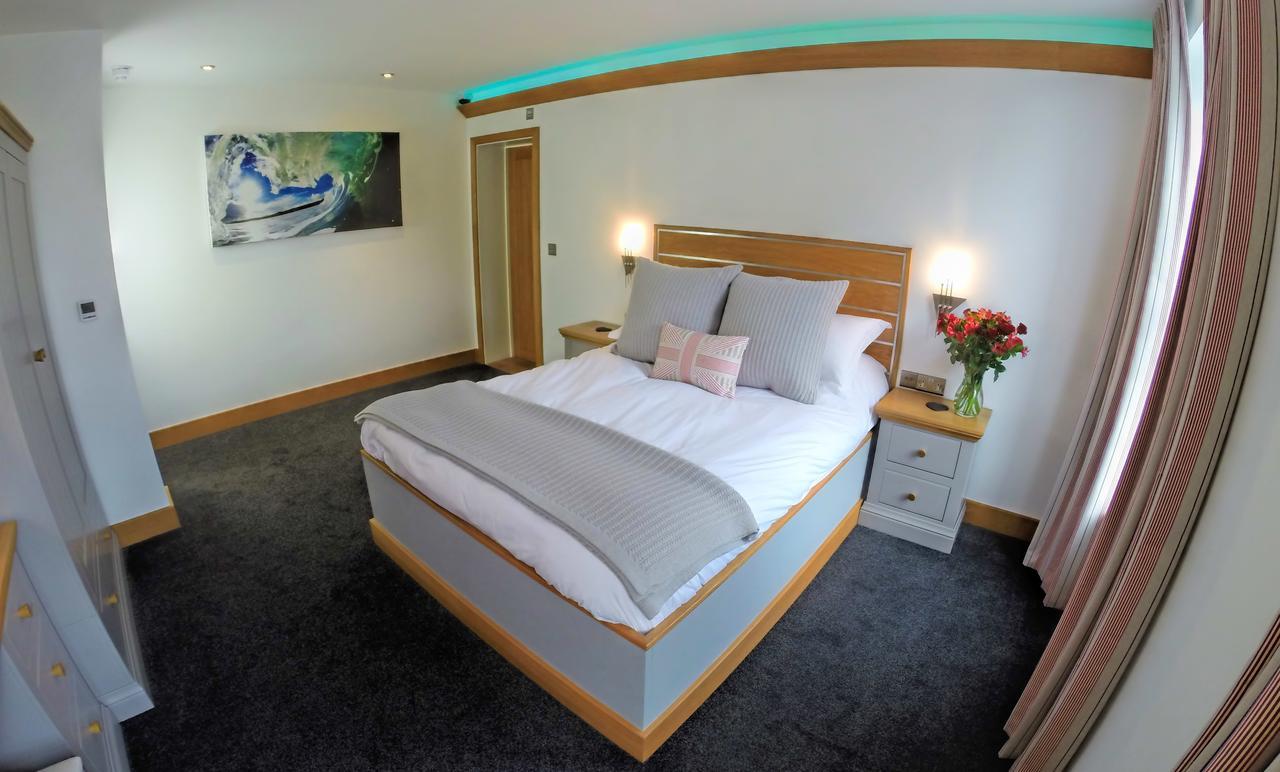 The Oceanic Luxury Aparthotel Falmouth Bagian luar foto