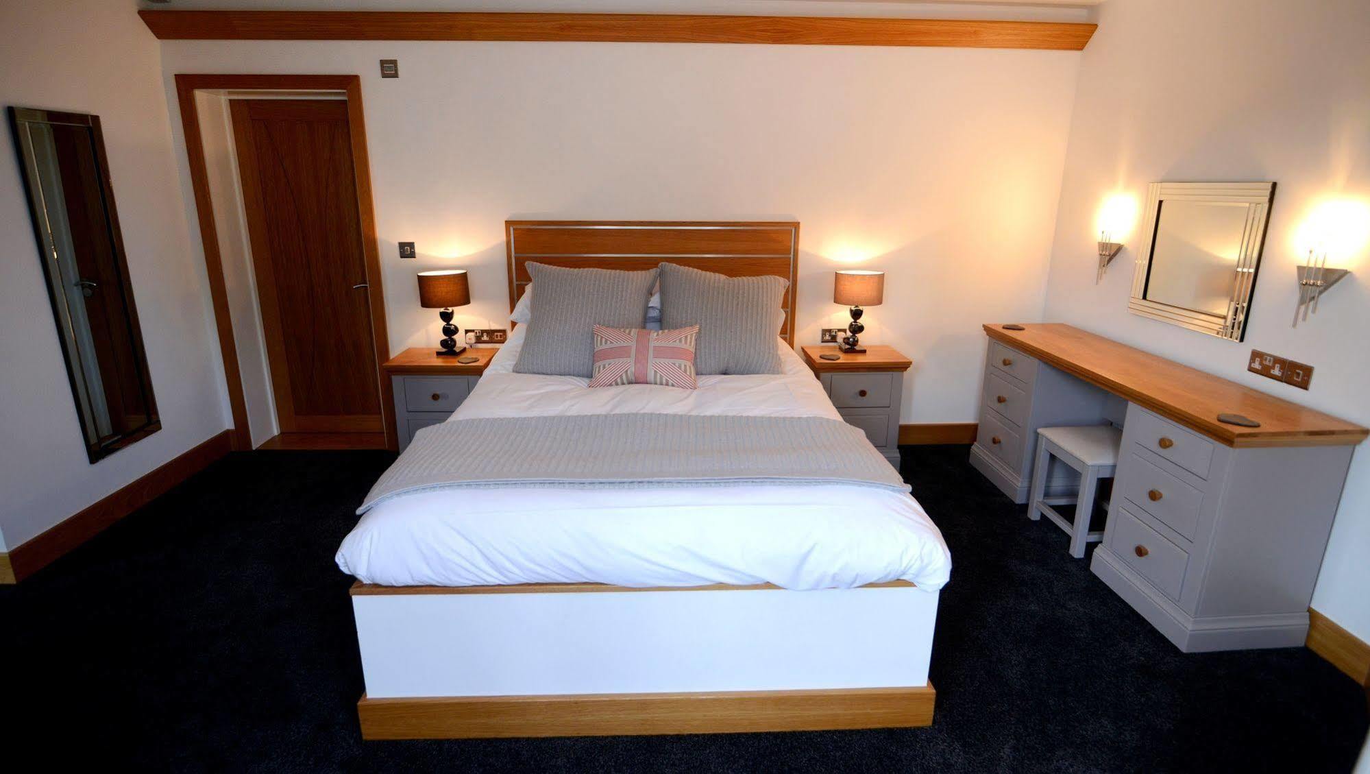 The Oceanic Luxury Aparthotel Falmouth Bagian luar foto